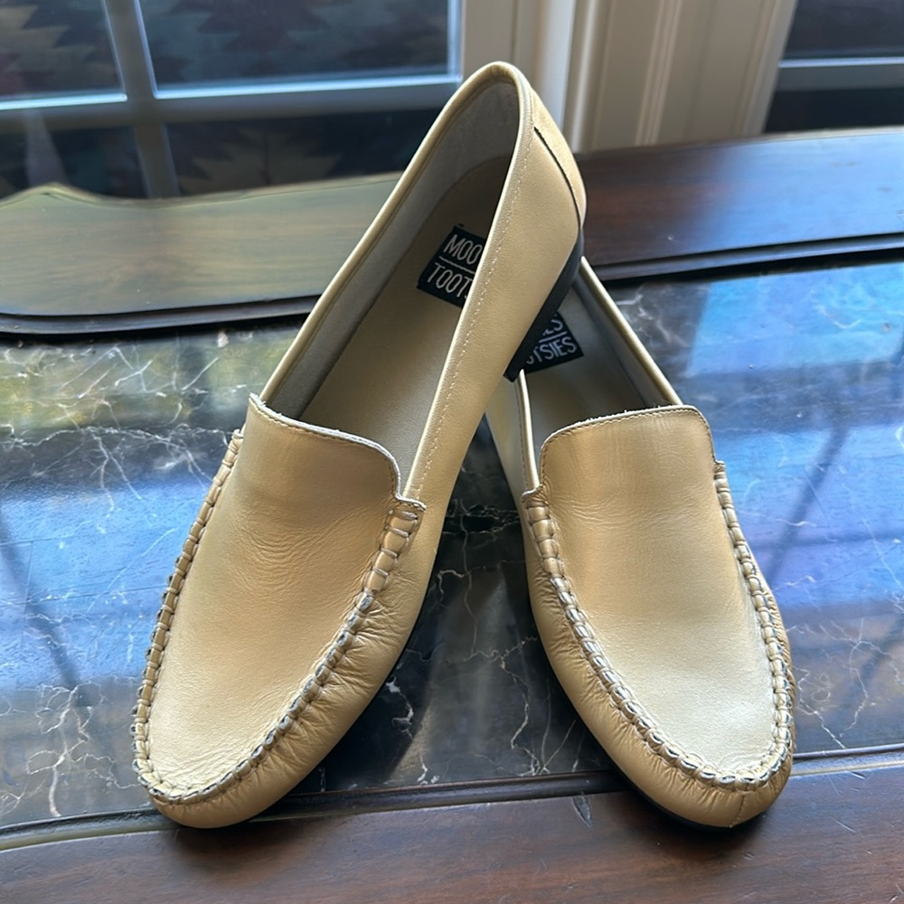Mootsies Tootsies gold metallic leather loafers 8.5